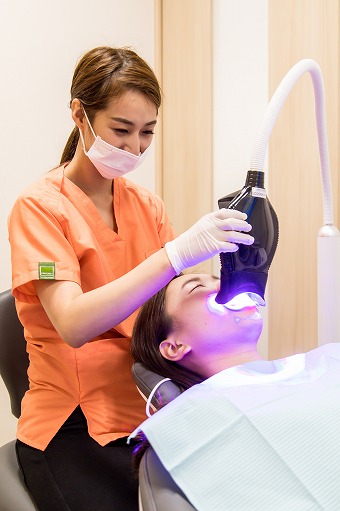 鴫野駅前むらかみ歯科クリニックは安い料金でホワイトニングを提供しています。